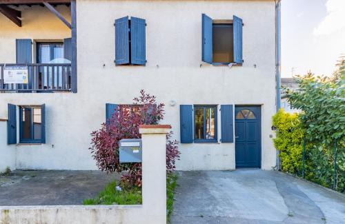 Valence Apartment | Cozy Maison des Bains: Pet-Friendly with Garden & Wifi