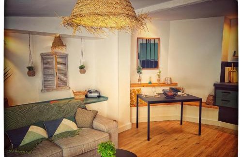 Villeneuve-les-Avignon House | Inviting Maison des garçons with Family Amenities & Hot Tub