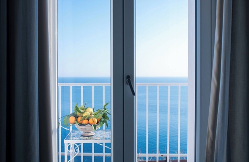 Laurito House | Cozy Ocean View Cottage - Perfect for Family Getaways