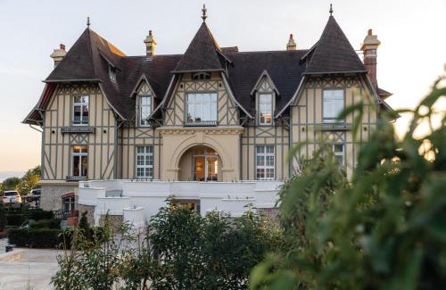Benerville-sur-Mer Hotel | Experience Oceanfront Bliss at Maison Douce Époque