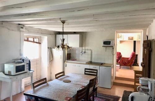 Epineuil-le-Fleuriel House | Relax at Maison du jardinier: Family-Friendly with Pool