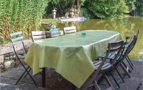 Beaumontel House | Cozy Maison Du Lac: Pet and Child Friendly Retreat