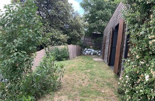 Entrechaux House | Enchanting Maison en bois: Pet & Child Friendly Retreat