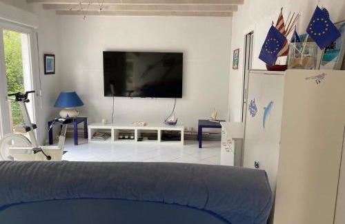 Guerande House | Charming Retreat with Pond Views and Hot Tub at Sandun