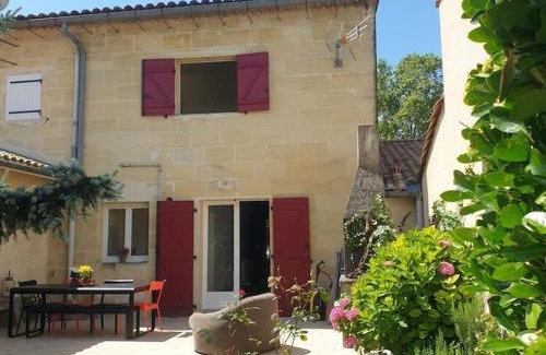 Camblanes-et-Meynac House | Cozy Stone House with Garden Near Bordeaux, Pet Friendly