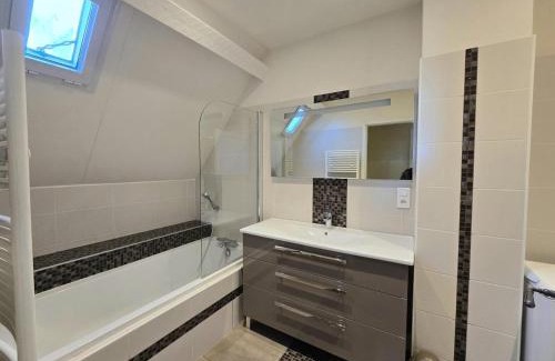 Monsac House | Gîte de Charme: Panoramic Views & Modern Comforts Await