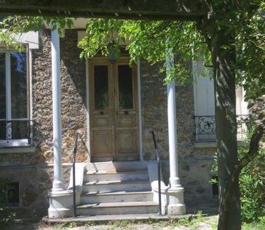 Le Raincy House | Quaint Stone House: Rated 8.8 with Family and Pet Amenities