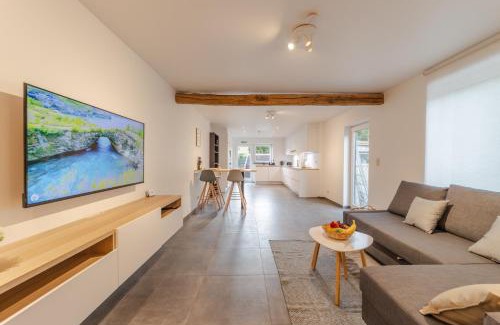 Coo House | Pet-Friendly Retreat near Coo Waterfall with Ocean Views