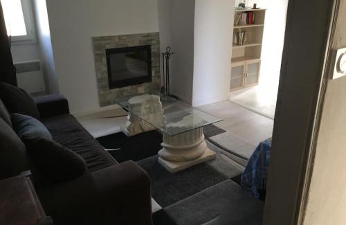 Guiselle House | Spacious Family Retreat with Restaurant & Pet-Friendly Options