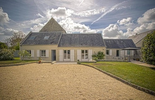Ryes House | Family-Friendly Retreat Near the Beach with Spa Access