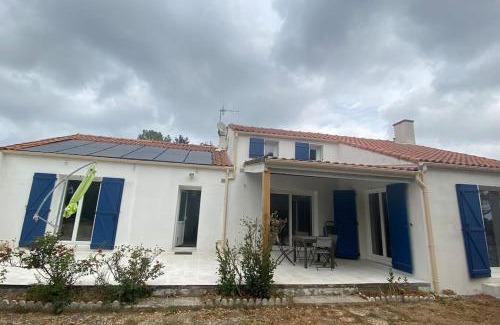 Corsept House | Family-Friendly Maison with Expansive Garden Retreat