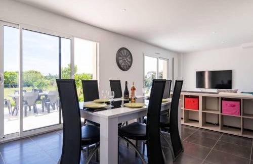 Locmariaquer Villa | Family-Friendly Maison with Garden, Close to Beach & Shops