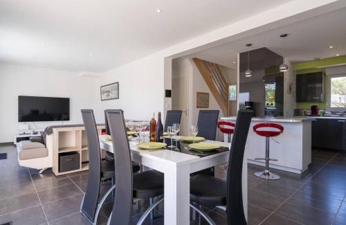 Locmariaquer Villa | Family-Friendly Maison with Garden, Close to Beach & Shops