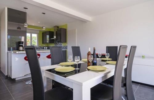 Locmariaquer Villa | Family-Friendly Maison with Garden, Close to Beach & Shops