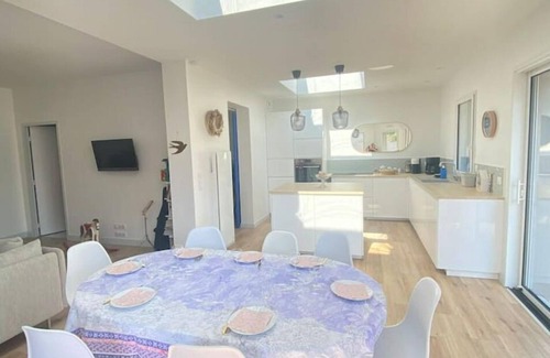 Batz-sur-Mer House | Renovated Family Retreat near Beach with Ocean View & Spa