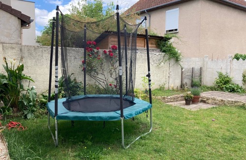 Claude Decaen House | Bright Family Home Minutes from the Station and Beaches