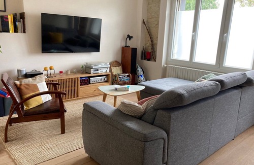 Claude Decaen House | Bright Family Home Minutes from the Station and Beaches