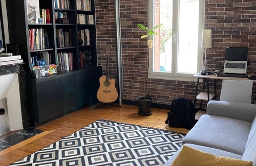 Claude Decaen House | Bright Family Home Minutes from the Station and Beaches