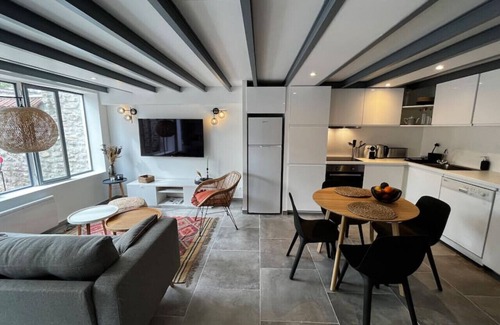Vernon House | Family-Friendly Maison Familiale with Outdoor Courtyard