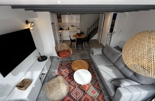Vernon House | Family-Friendly Maison Familiale with Outdoor Courtyard
