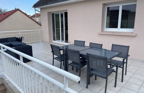 Baslieux-sous-Chatillon House | Inviting Maison D'hôtes: Perfect for Families and Pets