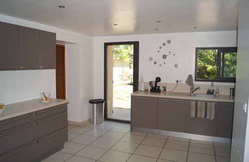 Entraigues-sur-la-Sorgue House | Indulge in Maison en Campagne with Private Pool & Gardens