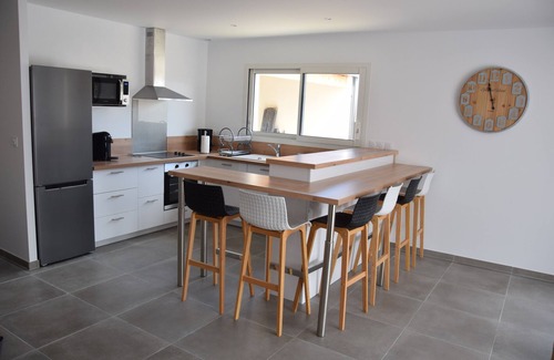 Lunel House | Discover Maison Grenadier: Private Jacuzzi & Ocean Views
