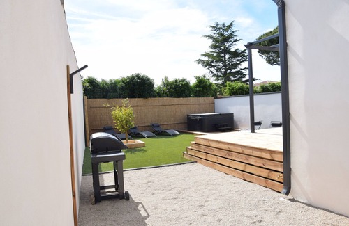 Lunel House | Discover Maison Grenadier: Private Jacuzzi & Ocean Views