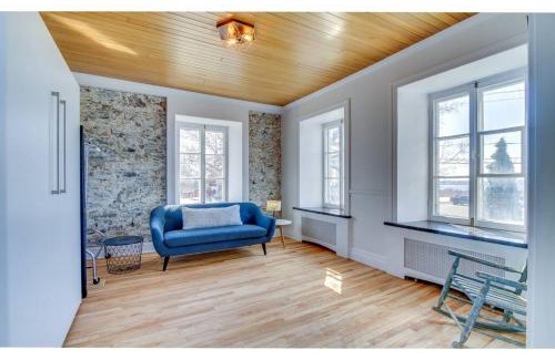 Quartier 5-4 Apartment | Cozy Maison Grenier - Le Nid: Family-Friendly Retreat