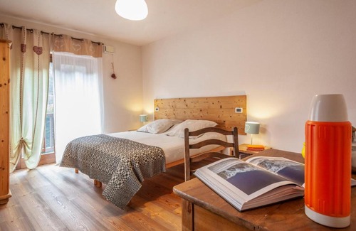 Le Champ Bed & Breakfast | Cozy Maison Le Champ B&B: Pet & Child Friendly Retreat