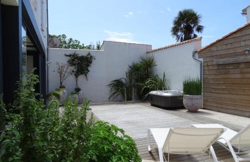 Saint-Martin-de-Re House | Indulge at Maison Le Clos Neraud: Pool & Spa Oasis