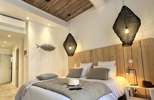 Argeles-sur-Mer House | Elegant Maison Le S: Top-Rated Stay with Pool & Dining