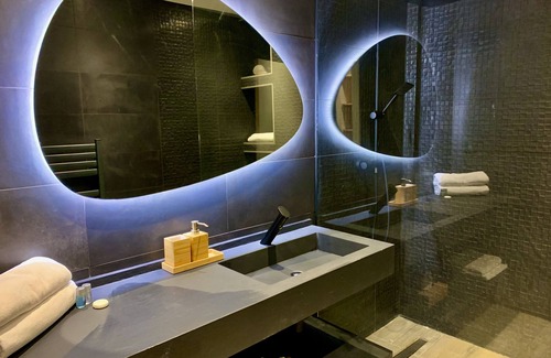 Argeles-sur-Mer House | Elegant Maison Le S: Top-Rated Stay with Pool & Dining