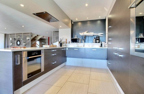 Morbihan Apartment | Coastal Retreat: Maison "les pieds dans le sable" Vue mer