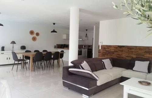 Althen-des-Paluds House | Maison Lumineuse: Ideal for Exploring Provence's Best Sites