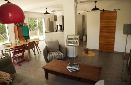 Cadenet House | Inviting Maison Lumineuse with Pool and Garden in Sud Luberon