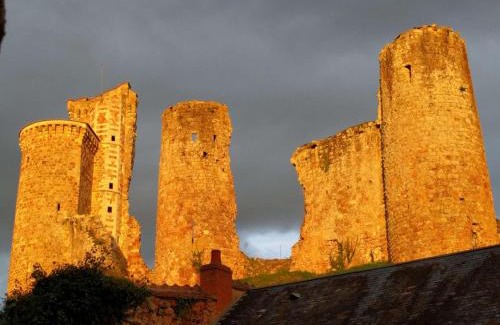 Herisson Apartment | Maison médiévale à Hérisson avec jardin - FR-1-489-29