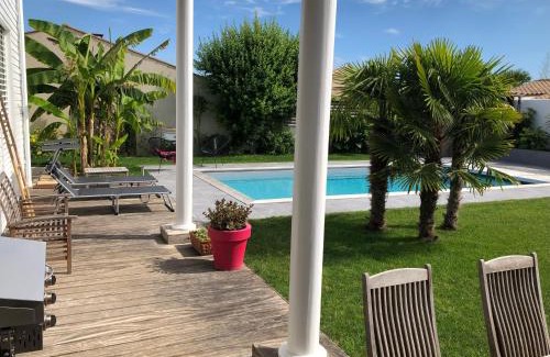 Lagord Bed & Breakfast | Relax at Maison M: Private Room with Pool & Hot Tub