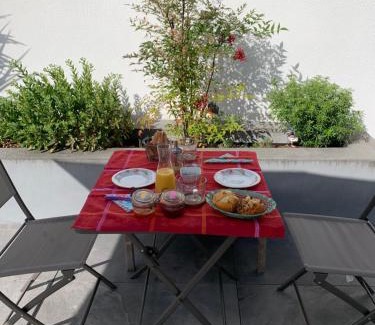 Lagord Bed & Breakfast | Relax at Maison M: Private Room with Pool & Hot Tub