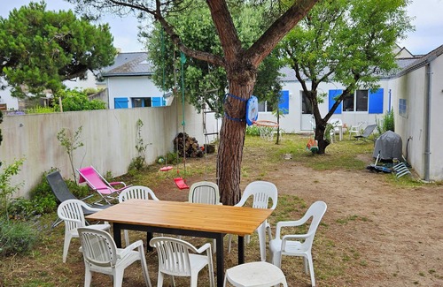 Batz-sur-Mer House | Cozy Retreat at Plage Centrale with Ocean View & Pool
