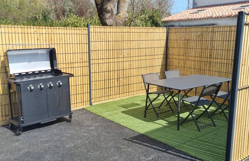 Salles sur Mer House | Tranquil Maison Neuve: Pool, Spa & 6 Min to the Beach