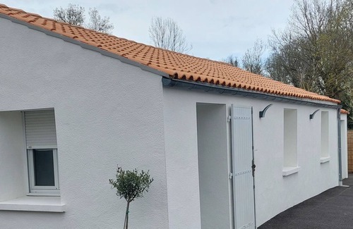 Salles sur Mer House | Tranquil Maison Neuve: Pool, Spa & 6 Min to the Beach