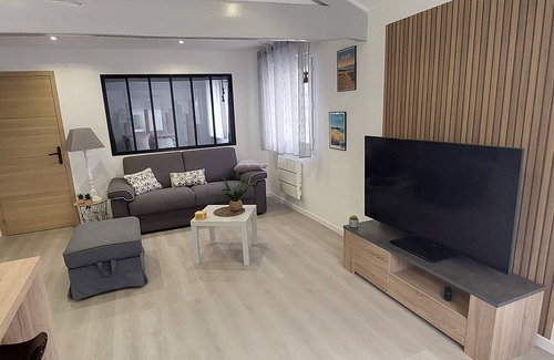 Salles sur Mer House | Tranquil Maison Neuve: Pool, Spa & 6 Min to the Beach