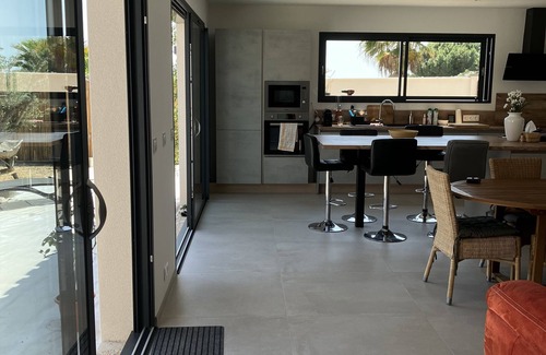 Marseillan House | Maison Neuve: Nature Reserve Views with Pet-Friendly Comfort