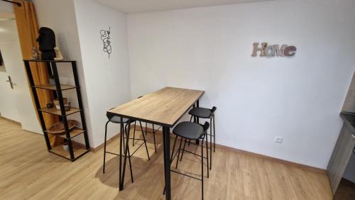 Les Ageux Apartment | Guest Favorite: Maison Neuve in Laos - Pet & Child Friendly