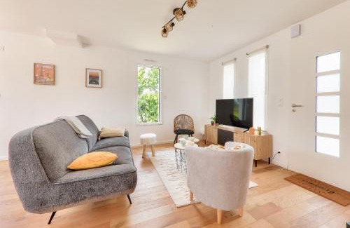 Le Tour-du-Parc House | Modern Maison for 8, Just Steps from the Beach