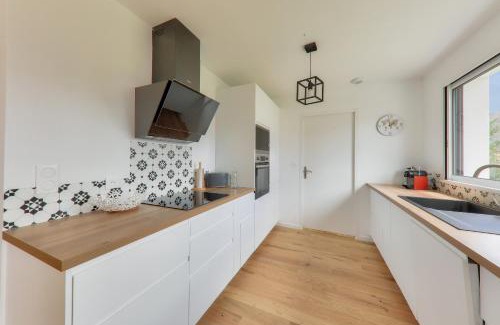 Le Tour-du-Parc House | Modern Maison for 8, Just Steps from the Beach