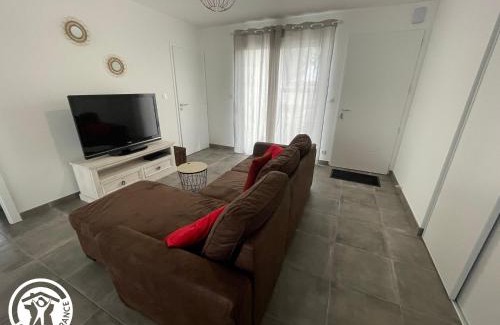 Saint-Reverend House | Family-Friendly Maison PMR with Garden Near St-Gilles-Croix