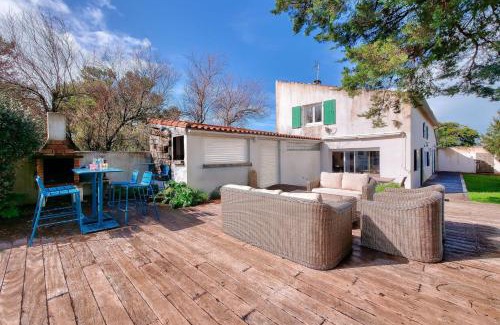 Ars-en-Re House | Prime Location in Ars-en-Ré with Family & Pet-Friendly Amenities