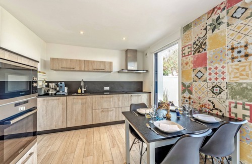 Carantec House | Modern Retreat Just 300m from the Ocean with Spa Access